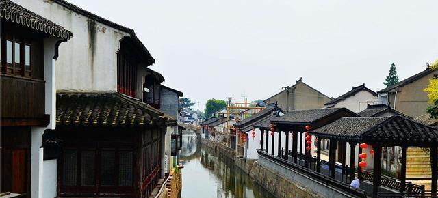 成毅:一个把土掉渣的花衣服穿出清冷感的男人